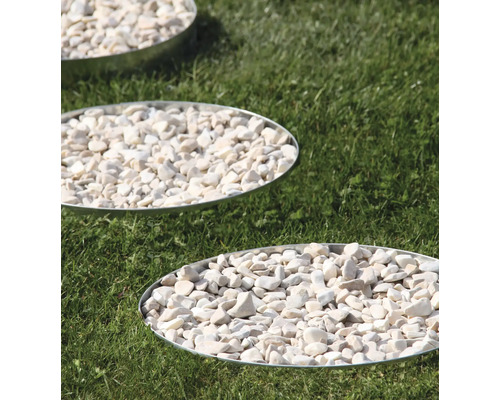 Trittplatten mit weissen Zierkieseln im Garten