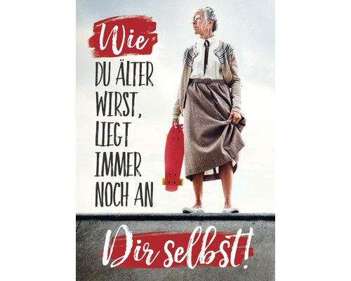 Carte postale Wie du älter wirst, liegt immer noch an dir selbst! 10,5x14,8 cm Une dame âgée avec un skateboard dans un half-pipe, avec le texte : La façon dont vous vieillissez dépend toujours de vous.