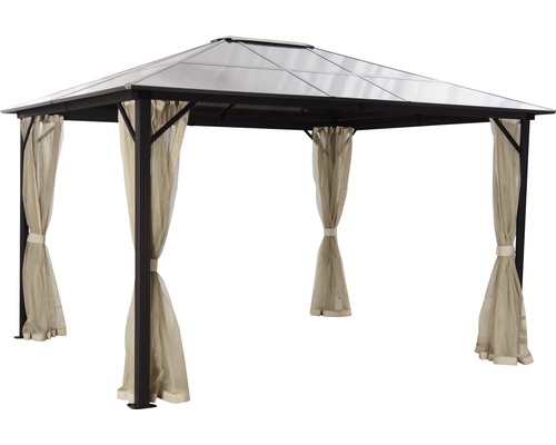 Pavillon avec rideaux