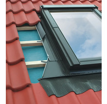 Detailansicht eines eingebauten Dachfensters mit Dämmung und roten Dachziegeln