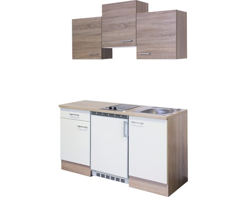 Cuisine équipée complète avec évier, plaque de cuisson, réfrigérateur et éléments hauts