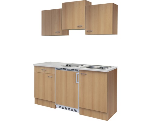 Cuisine équipée avec évier, plaque de cuisson et éléments hauts