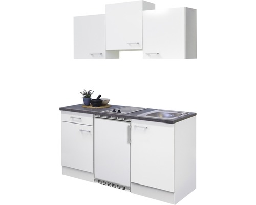 Cuisine compacte avec évier, plaque de cuisson, réfrigérateur et éléments hauts