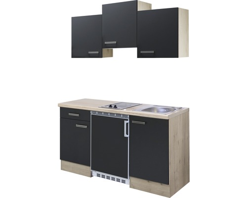 Kompakte Küche mit Spüle, Kochfeld, Kühlschrank und Hängeschränken