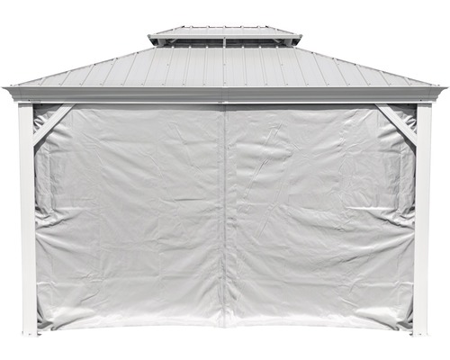 Pavillon avec rideaux fermés.