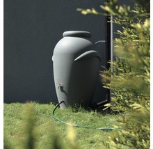 Récupérateur d''eau de pluie en forme d''amphore avec robinet et tuyau dans le jardin