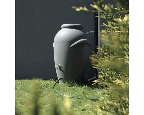 Récupérateur d''eau de pluie en forme d''amphore avec robinet et tuyau dans le jardin