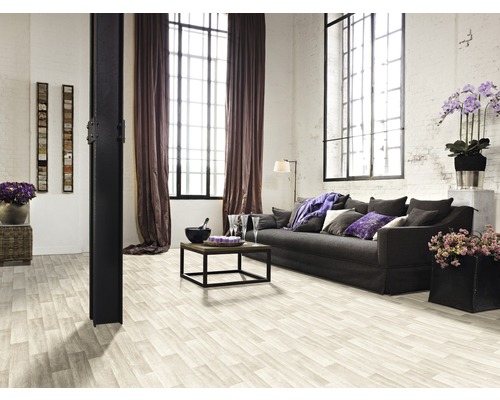 Salon avec plancher en bois, canapé, table et décoration