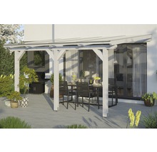 Terrasse couverte avec structure à poutres en bois, table de jardin et barbecue