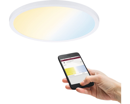 Un plafonnier rond blanc est commandé par smartphone.