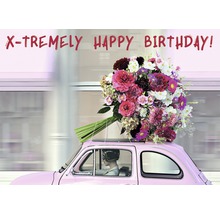 Geburtstagskarte mit Blumenstrauß auf einem rosa Auto und dem Text X-TREMELY HAPPY BIRTHDAY