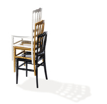 Pile de trois chaises en bois