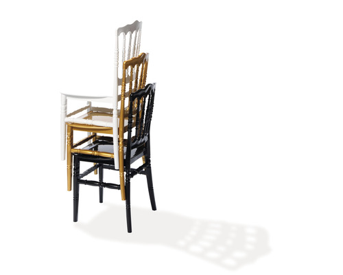 Pile de trois chaises en bois