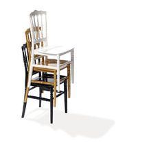 Pile de trois chaises Chiavari en noir, doré et blanc