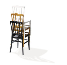 Pile de trois chaises en bois