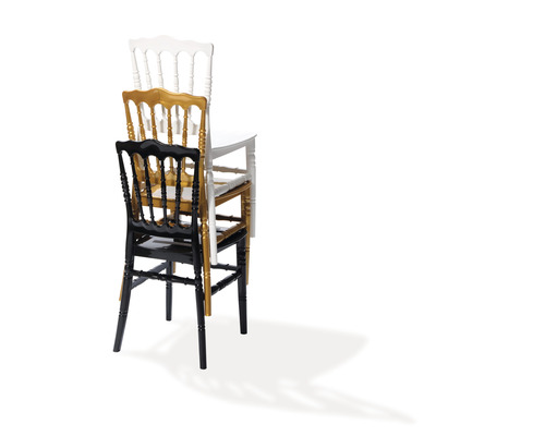 Pile de trois chaises en bois