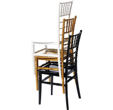 Chaises empilables pour événements en noir, or et blanc