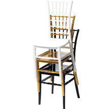 Chaises empilables en plastique