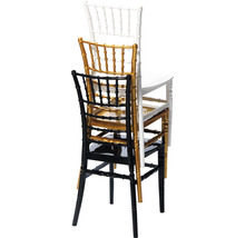 Pile de chaises Chiavari noires, dorées et blanches
