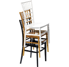 Pile de chaises en noir, or et blanc