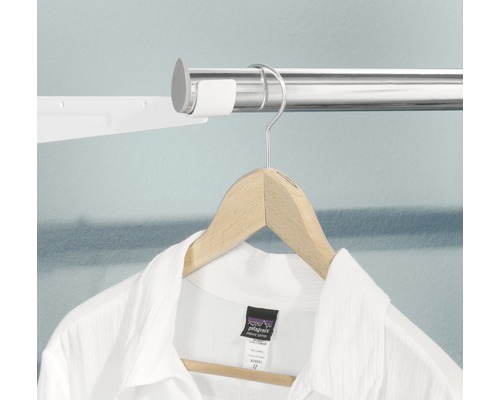 Kleiderstange mit weissem Hemd an Kleiderbügel