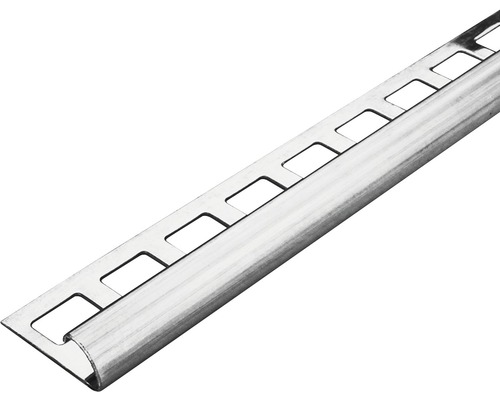 Profilé de carrelage argenté en métal avec découpes carrées.