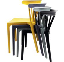 Chaises empilables en plastique