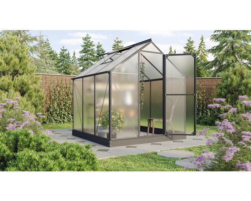 Gewächshaus mit geöffneter Tür in einem Garten.