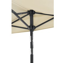 Detailansicht eines Sonnenschirms mit Gestell und Mast