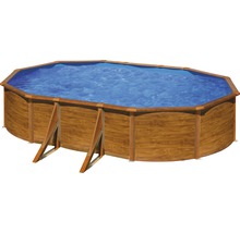 Ovaler Pool mit Holzverkleidung und blauer Innenfolie, gefüllt mit Wasser