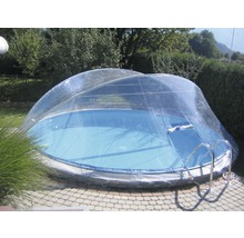 Aufstellpool mit transparenter Poolüberdachung im Garten.