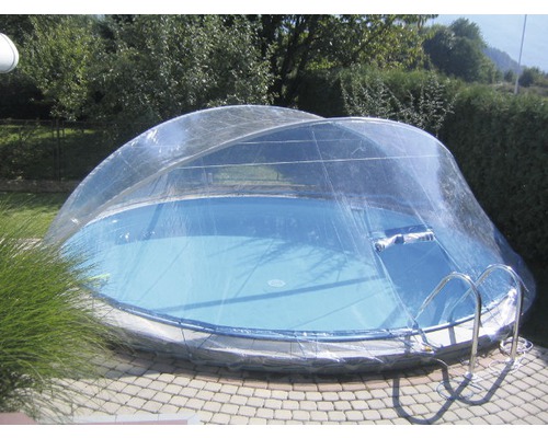 Aufstellpool mit transparenter Poolüberdachung im Garten.