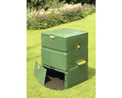 Composteur en plastique dans le jardin