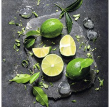 Limettenstücke, Limettenscheiben und Eiswürfel auf dunkler Oberfläche