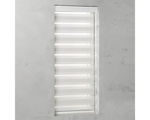 Fenster mit horizontalem Lamellenvorhang zur Lichtregulierung