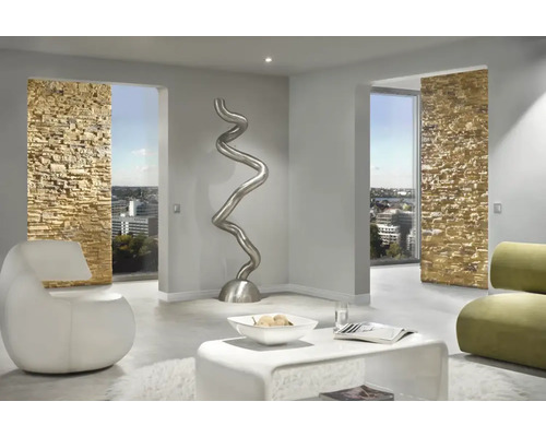 Salon moderne avec mur d''accent en pierre et art contemporain