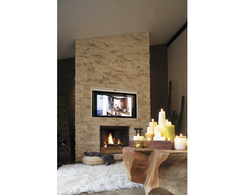 Salon avec cheminée, télévision et bougies décoratives sur une table en bois