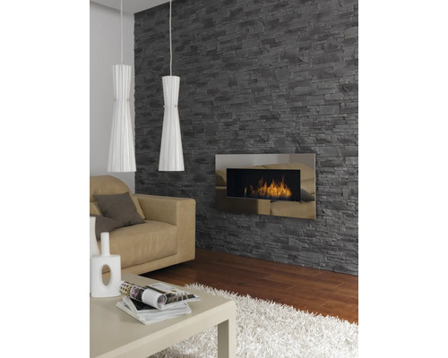 Salon avec papier peint en pierre, cheminée, canapé, table et deux suspensions