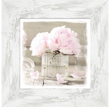Image encadrée avec des pivoines roses dans un vase en verre