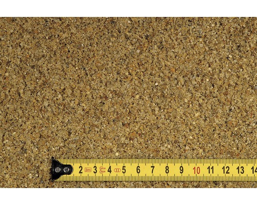 Gros plan de sable de jeu avec un mètre ruban jaune pour indication de la taille.