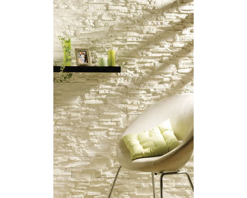 Wandgestaltung mit Verblendsteinen, Regal und Stuhl