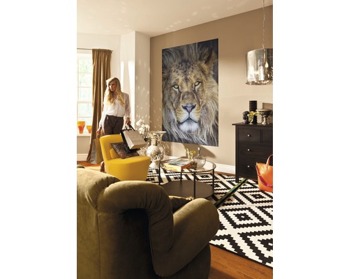 Salon avec fauteuils, commode et décoration murale avec motif de lion