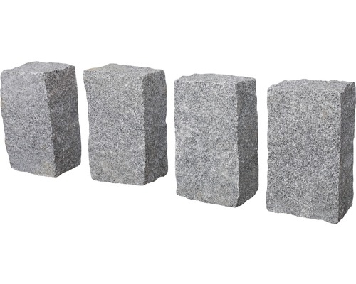 Vier graue Granitpflastersteine