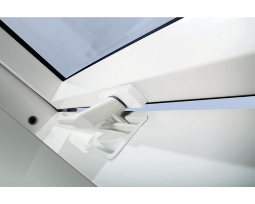 Vue détaillée d''une fenêtre de toit avec poignée