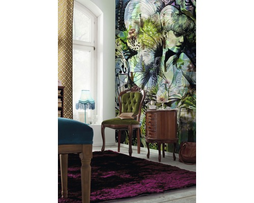 Exemple d''aménagement avec un fauteuil, une table et un papier peint à motifs