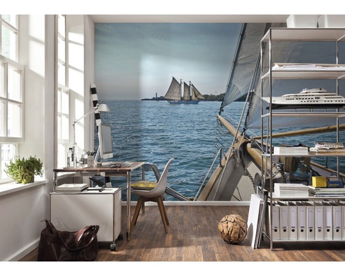 Bureau avec papier peint photo d''un voilier sur la mer