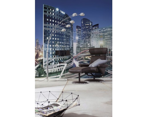 Salon avec fauteuil, lampadaire et papier peint photo avec vue sur la ville