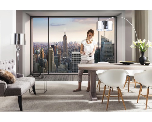 Espace de vie lumineux avec coin repas, fauteuil, lampadaire et vue sur New York