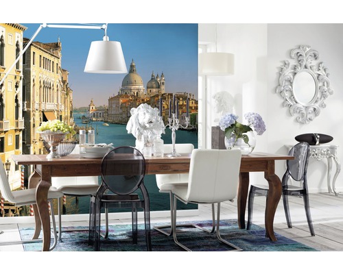 Salle à manger avec table, chaises et papier peint photo avec motif de Venise