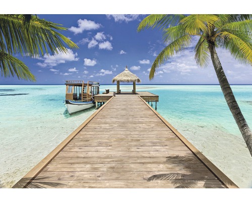 Papier peint panoramique papier 8-921 VOL 15 Beach Resort 8 pces 368 x 254 cm Passerelle en bois menant à une petite cabane sur l''eau, avec bateau et palmiers
